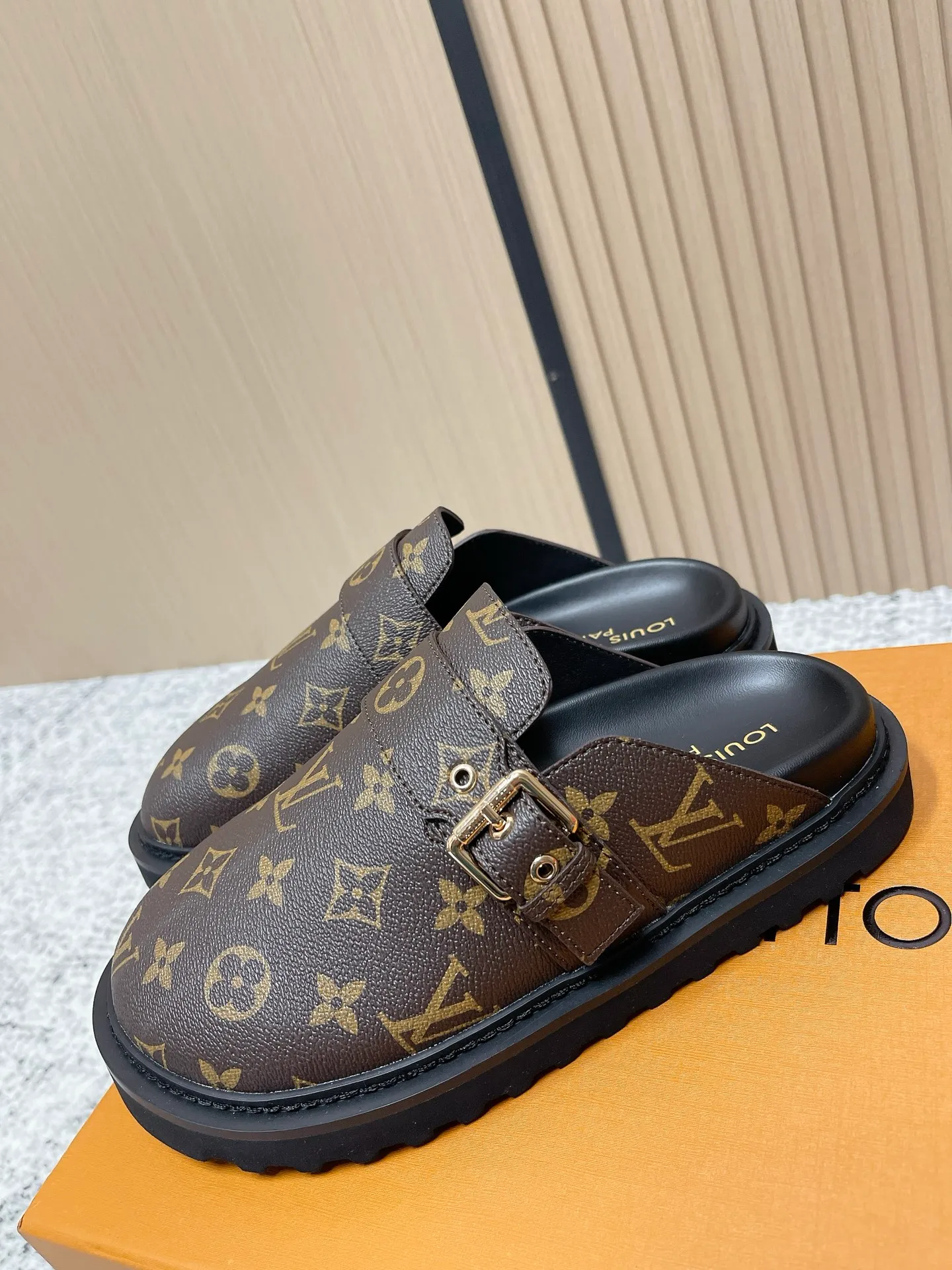 [L Family] P: 460💰 Size: 35-46 (female 40.41, male 45 46 custom-made) Top version Louis vuitton Lv new couple Birkenstock slippers. Cute and cute, not too good on the feet. Simple and high-end slingback design. Ready to wear and go. Good news for lazy people. Imported cowhide leather upper/imported old calico. Original hardware buckle, original molded high-density foam outsole.